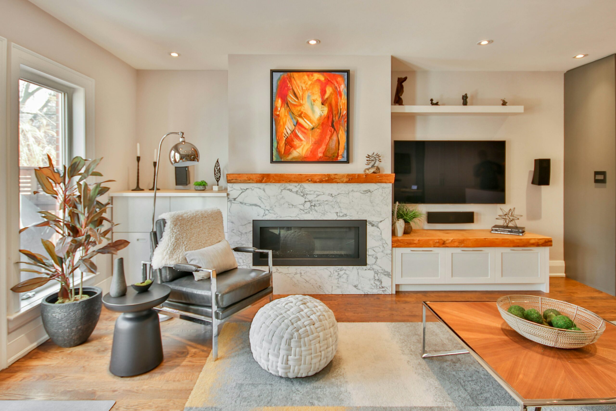 Foto de[Lotus Design N Print](https://unsplash.com/es/@lotusdnp?utm_content=creditCopyText&utm_medium=referral&utm_source=unsplash)
en
[Unsplash](https://unsplash.com/es/fotos/una-sala-de-estar-llena-de-muebles-y-una-chimenea-qIffpsNK90I?utm_content=creditCopyText&utm_medium=referral&utm_source=unsplash)